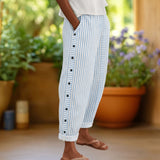 Sylvia™ | Pantalones de rayas con botones elegantes