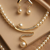 Elegante conjunto de pendientes y collar de perlas naturales