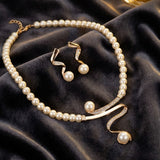 Elegante conjunto de pendientes y collar de perlas naturales
